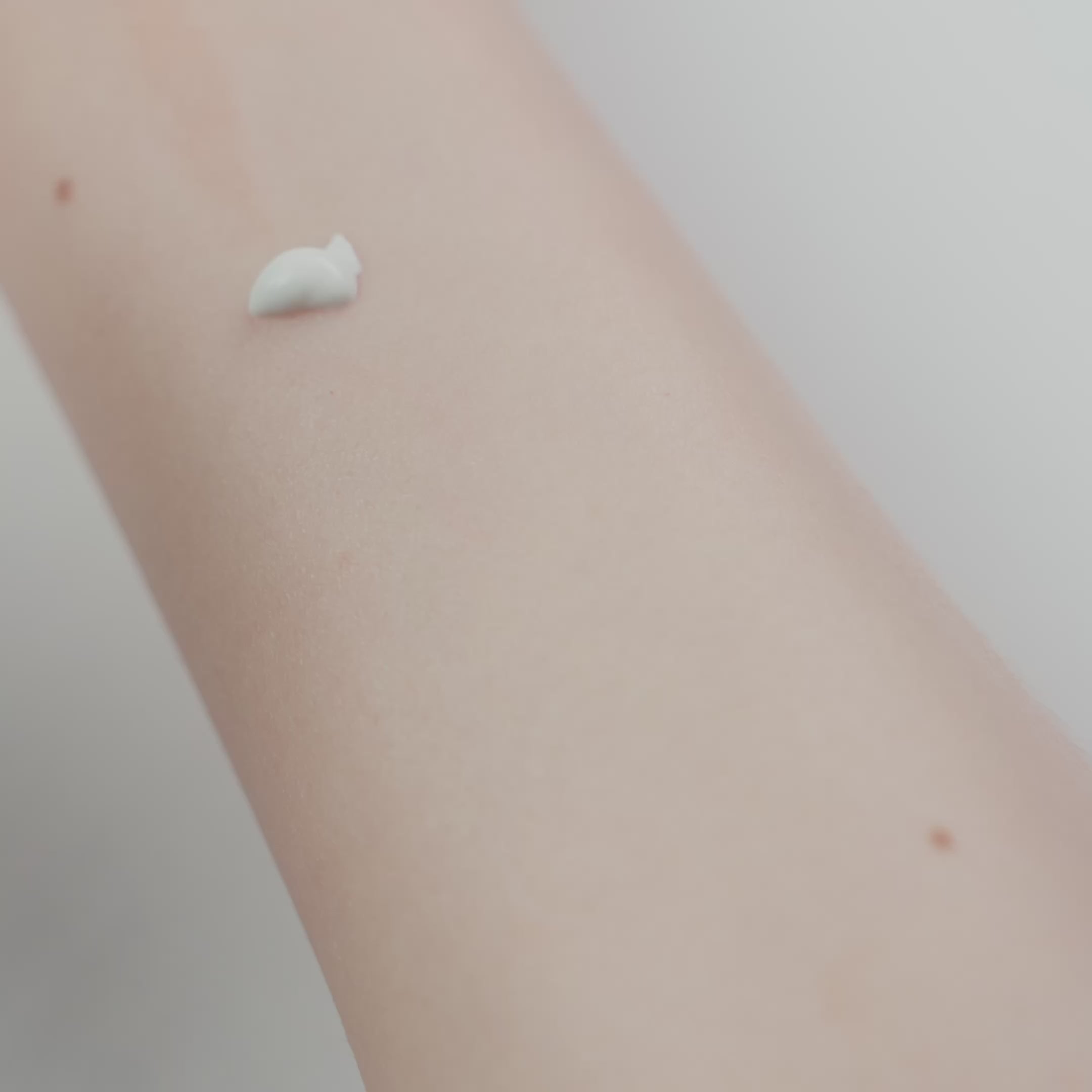 Videoyu yükle: Broad Spectrum SPF 50+ Sunscreen - 01 Light