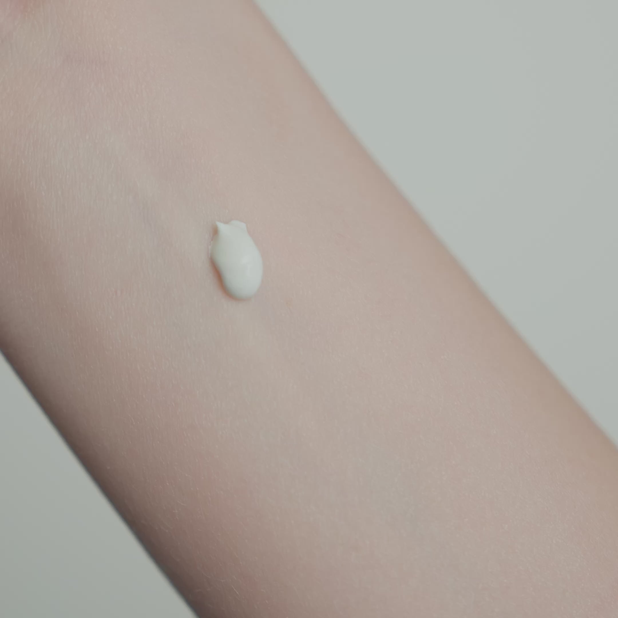 Videoyu yükle: Broad Spectrum SPF 50+ Sunscreen - 02 Medium